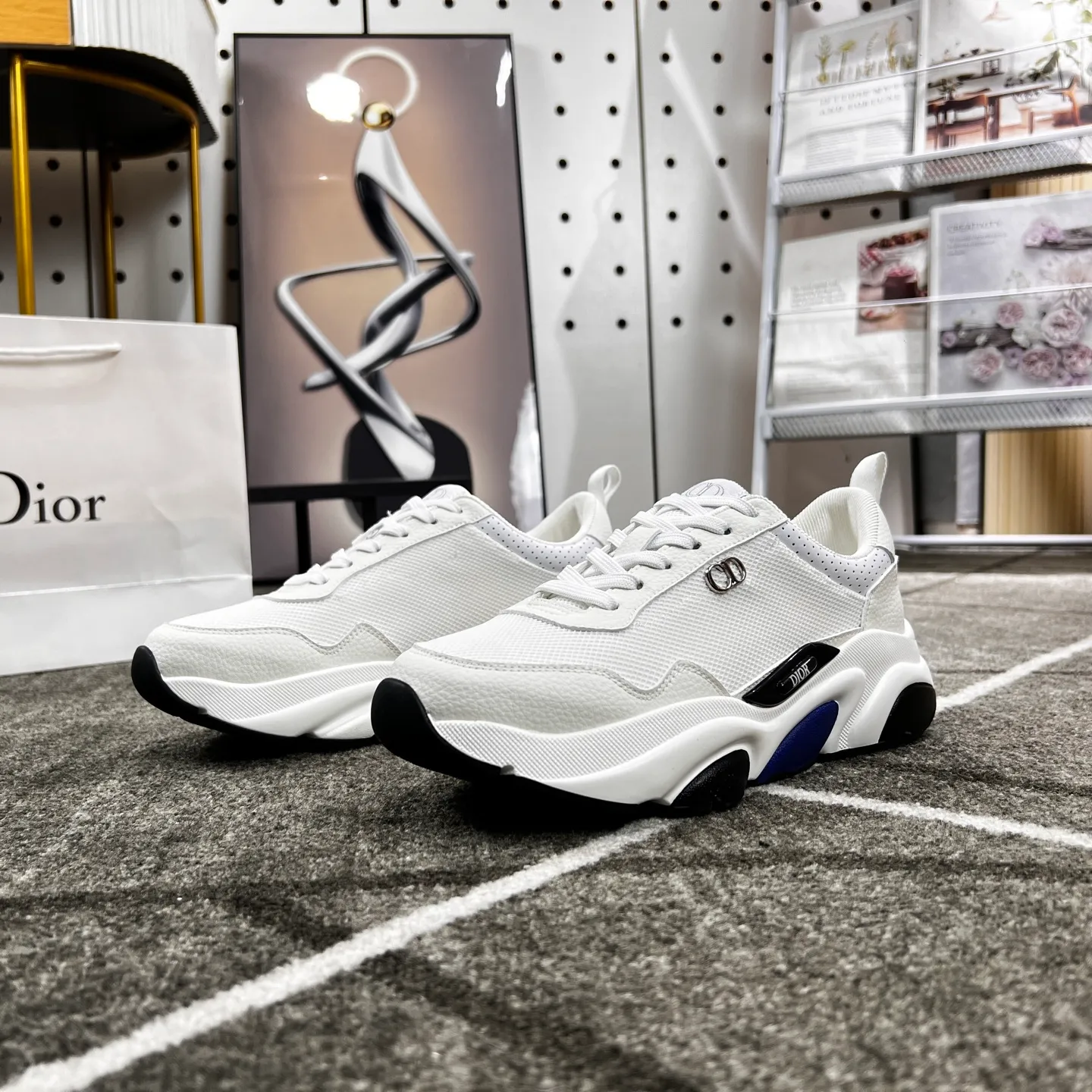 Factory price: 438💰Dior's new casual men's shoes👉 👉 Fashionable and versatile, 💞 simple and elegant style, 🔊 The fabric is made of imported cowhide with mesh, ☑️breathable mesh lining, sheepskin feet, original wear-resistant rubber outsole, exclusive new style, actual shot, three colors available, code number: 38-44, (45 can be customized)